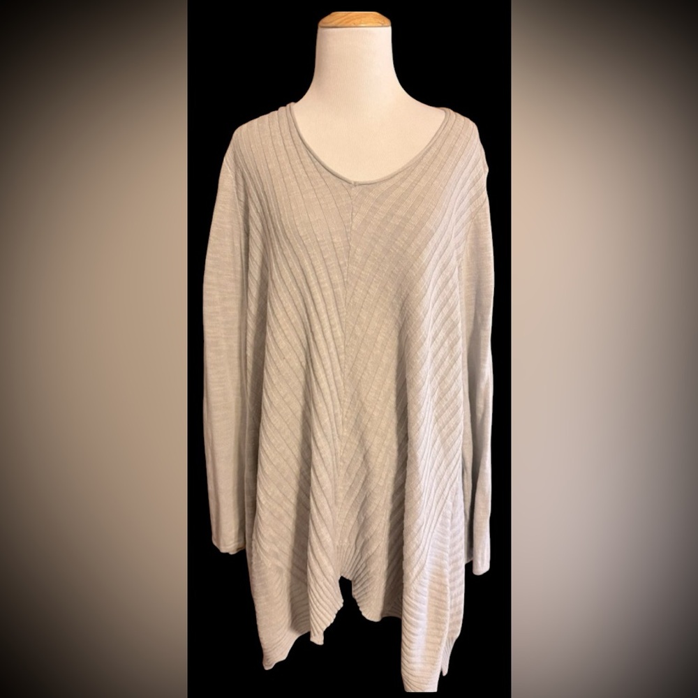 XXL Beatrix ost gray women’s V-Neck lightweight shark-bite hem sweater.Pre-owned